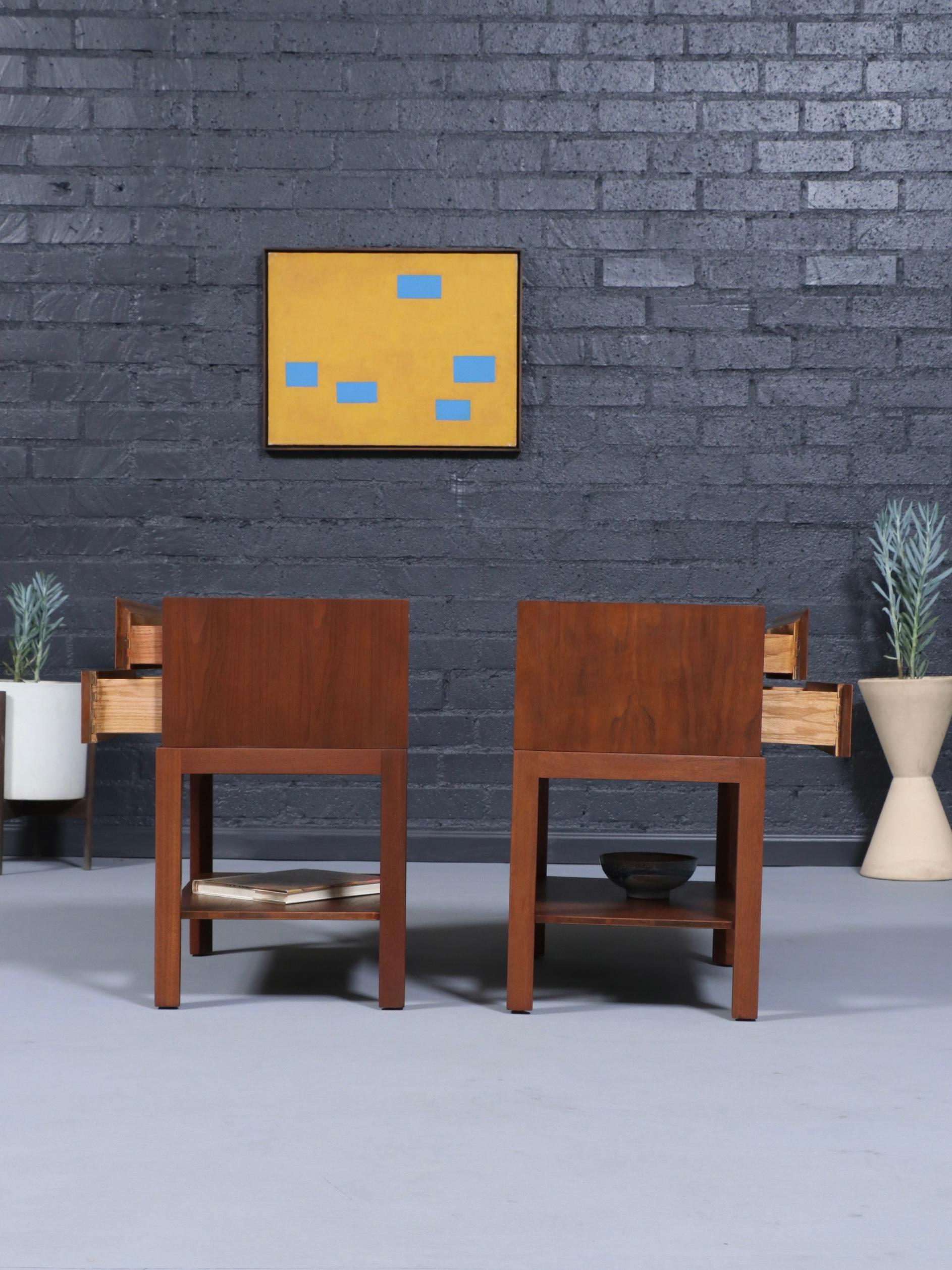 Newly Refinished - Pair of Mid-Century Modern Walnut Night Stands w/ Bookshelf en venta 1