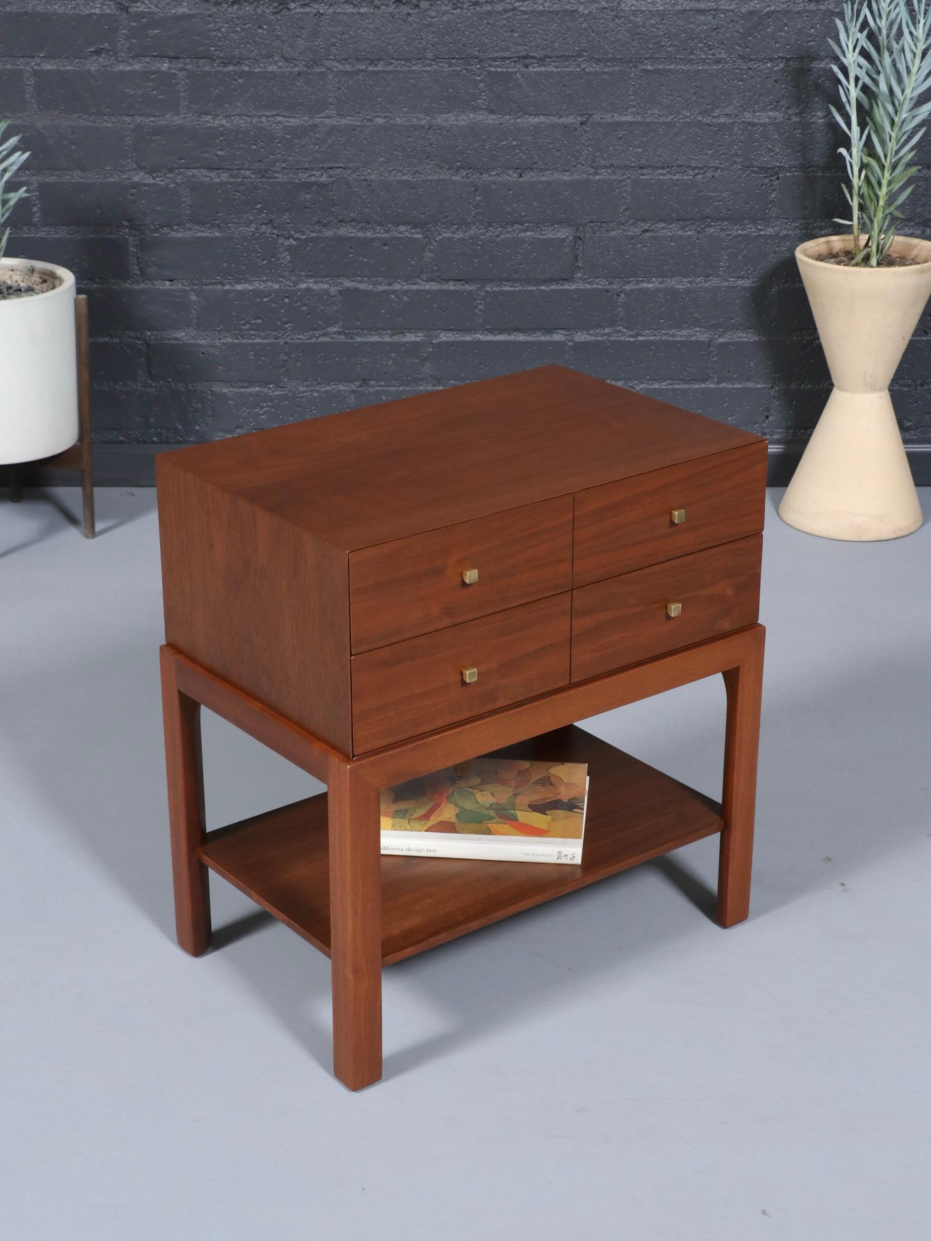 Newly Refinished - Pair of Mid-Century Modern Walnut Night Stands w/ Bookshelf en venta 2