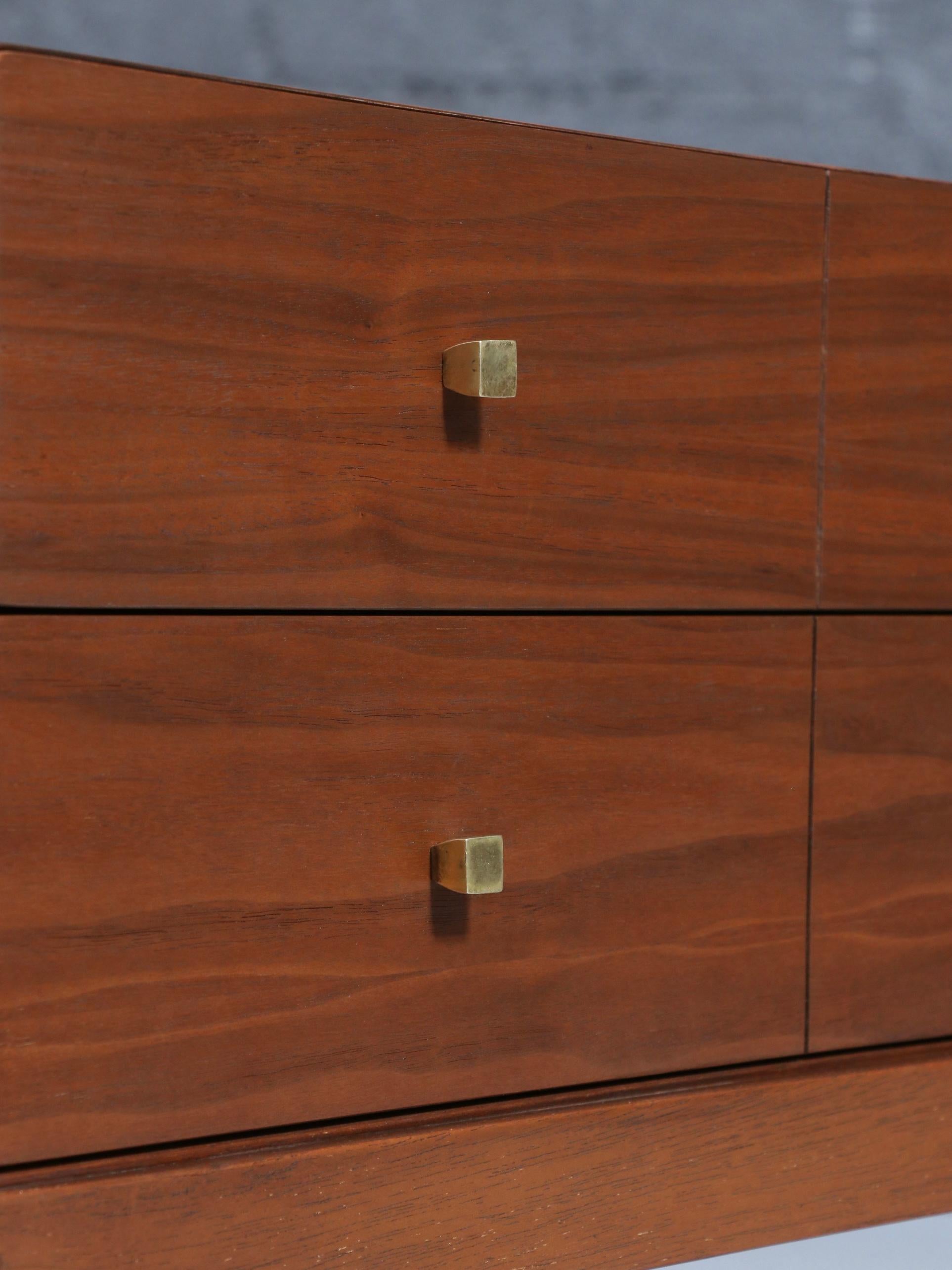 Newly Refinished - Pair of Mid-Century Modern Walnut Night Stands w/ Bookshelf en venta 3