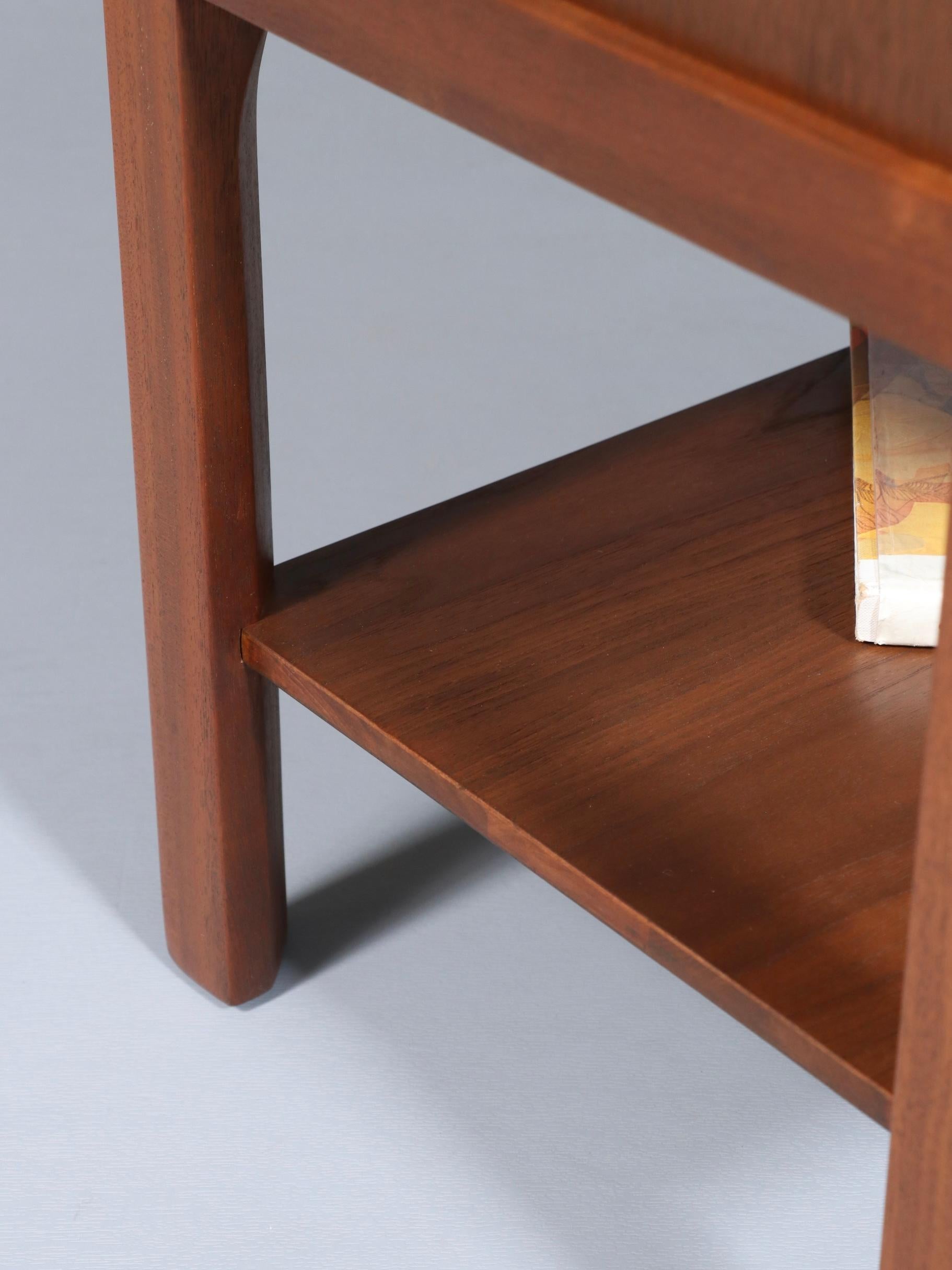 Newly Refinished - Pair of Mid-Century Modern Walnut Night Stands w/ Bookshelf en venta 4