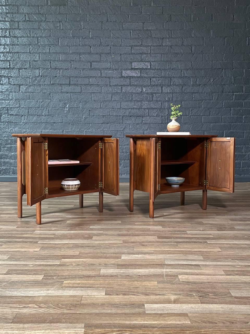 Newly Refinished - Pair of Mid-Century Modern Walnut Night Stands w/ Cane Doors In Excellent Condition For Sale In Los Angeles, CA