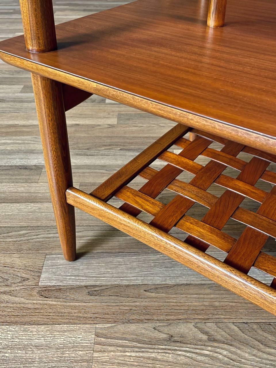 Paire de tables d'appoint à deux plateaux du milieu du siècle par Lane en vente 1