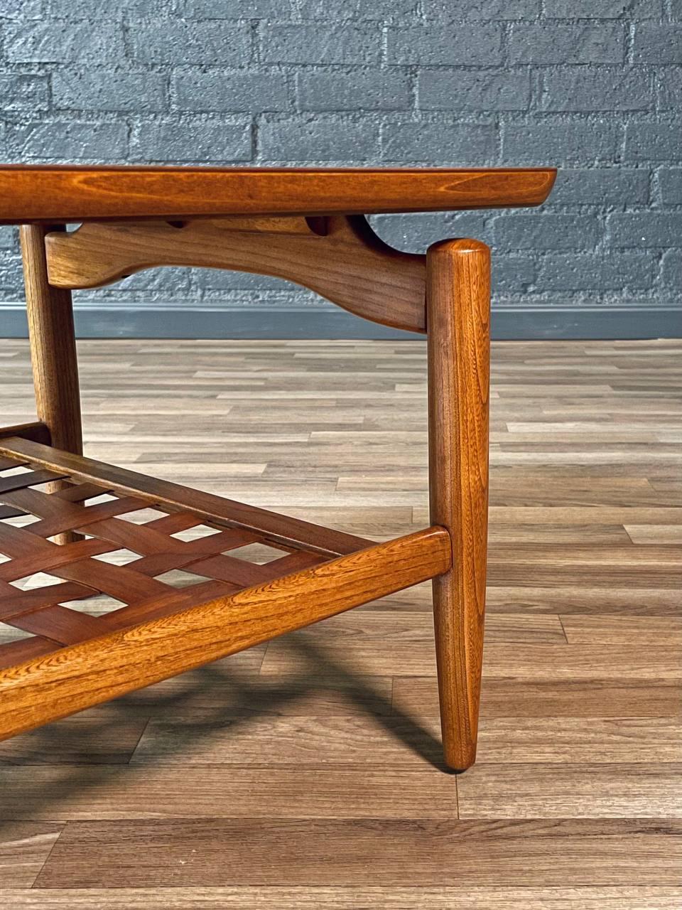 Paire de tables d'appoint à deux plateaux du milieu du siècle par Lane en vente 2