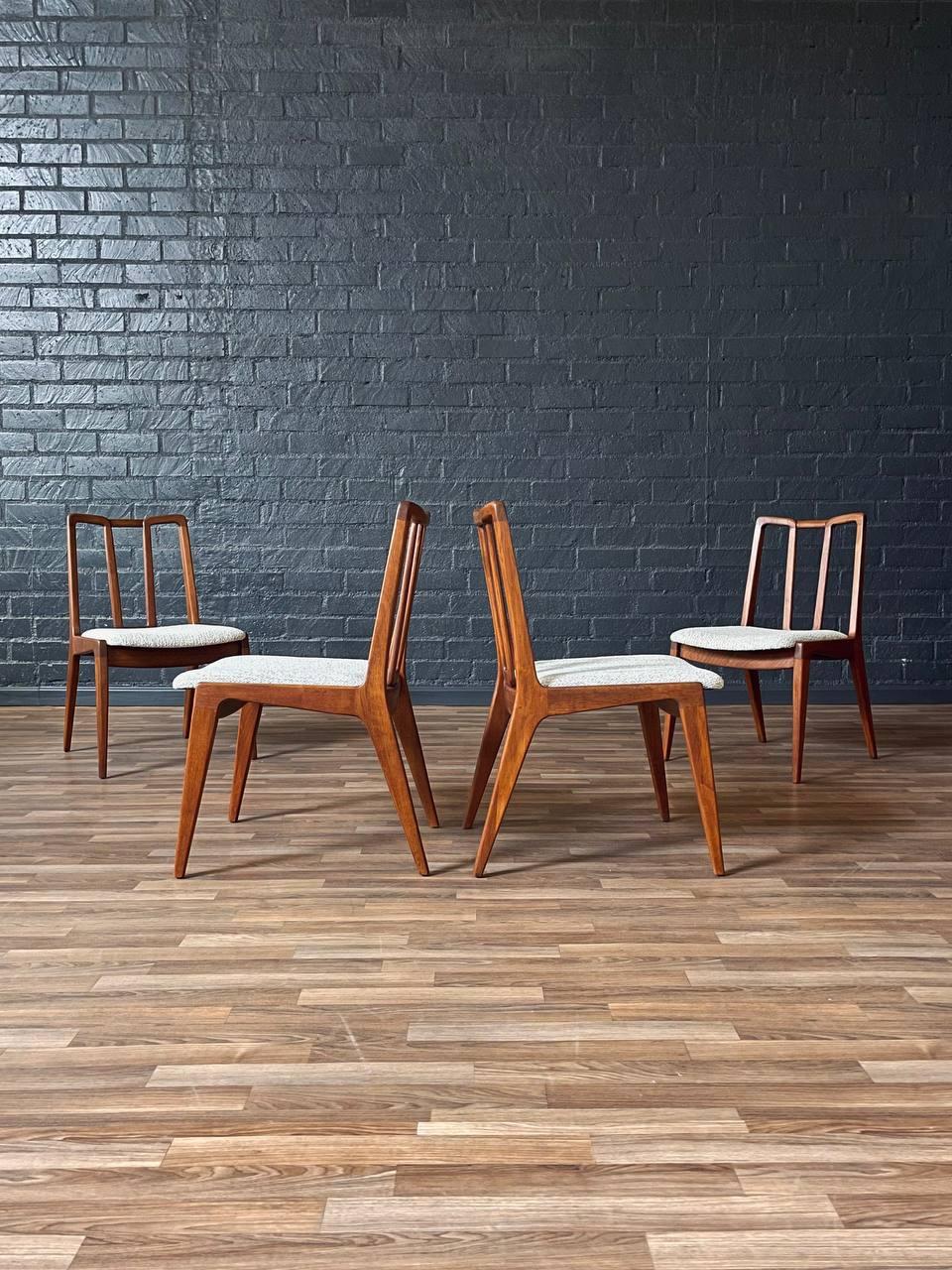 Mid-Century moderno Appena rifinito - Set di 4 sedie da pranzo John Stuart di metà secolo moderno in vendita