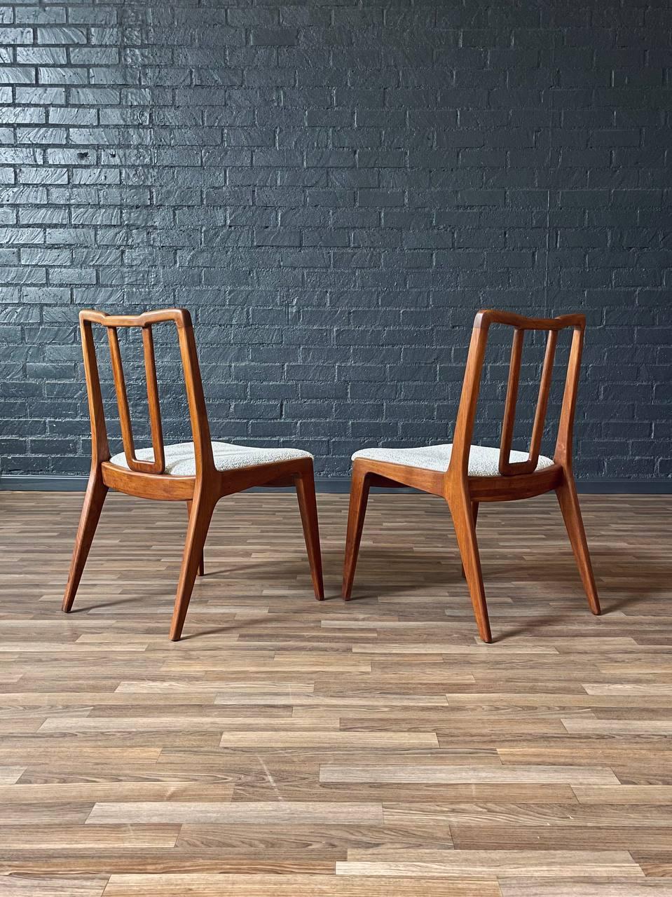 Metà XX secolo Appena rifinito - Set di 4 sedie da pranzo John Stuart di metà secolo moderno in vendita