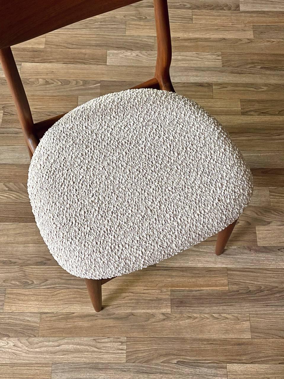 Nouvellement repeinte - Ensemble de 4 chaises de salle à manger en noyer de style danois moderne du milieu du siècle dernier en vente 3