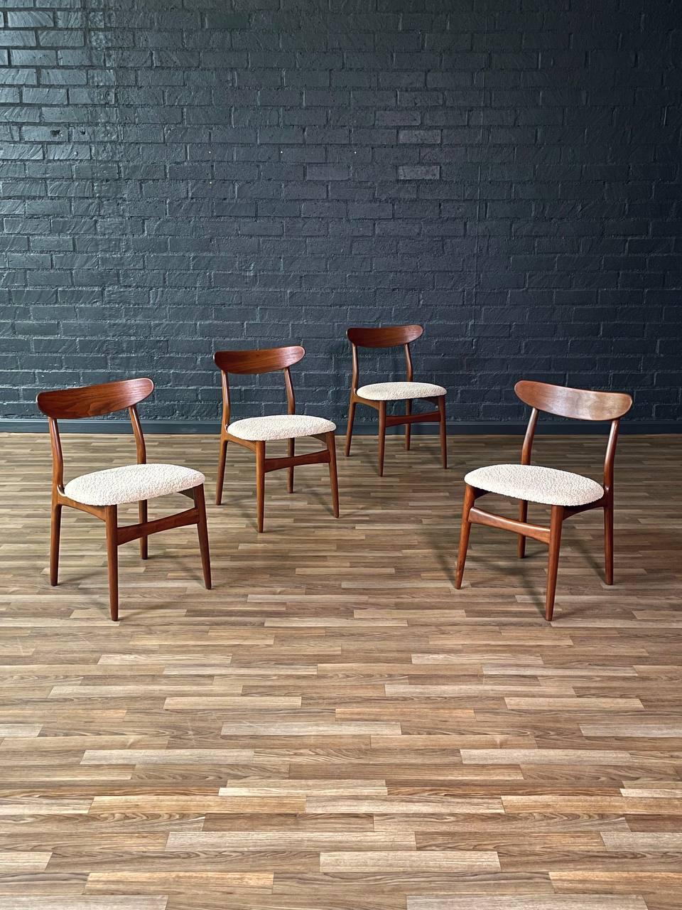 Autre Nouvellement repeinte - Ensemble de 4 chaises de salle à manger en noyer de style danois moderne du milieu du siècle dernier en vente