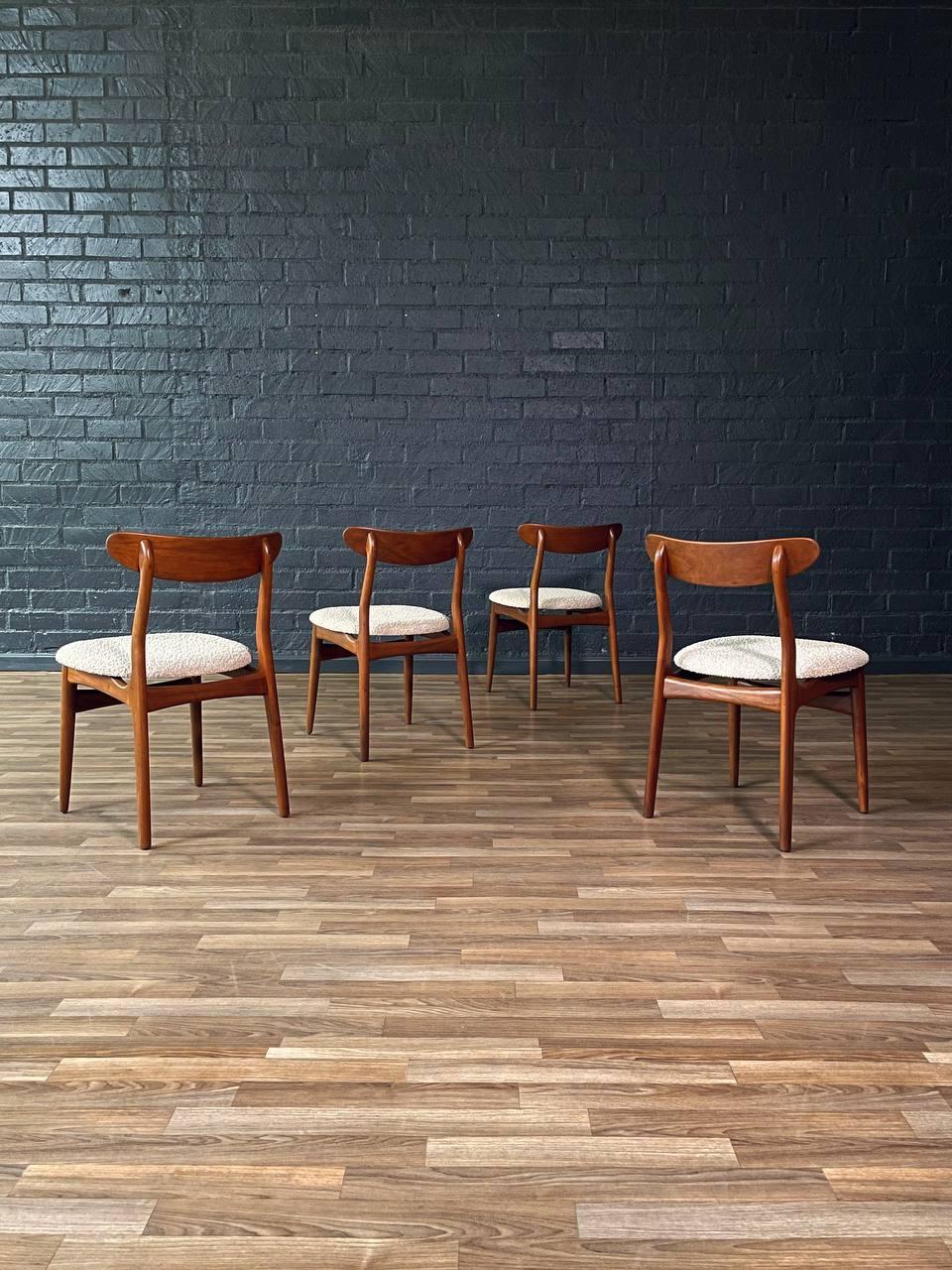 Danois Nouvellement repeinte - Ensemble de 4 chaises de salle à manger en noyer de style danois moderne du milieu du siècle dernier en vente