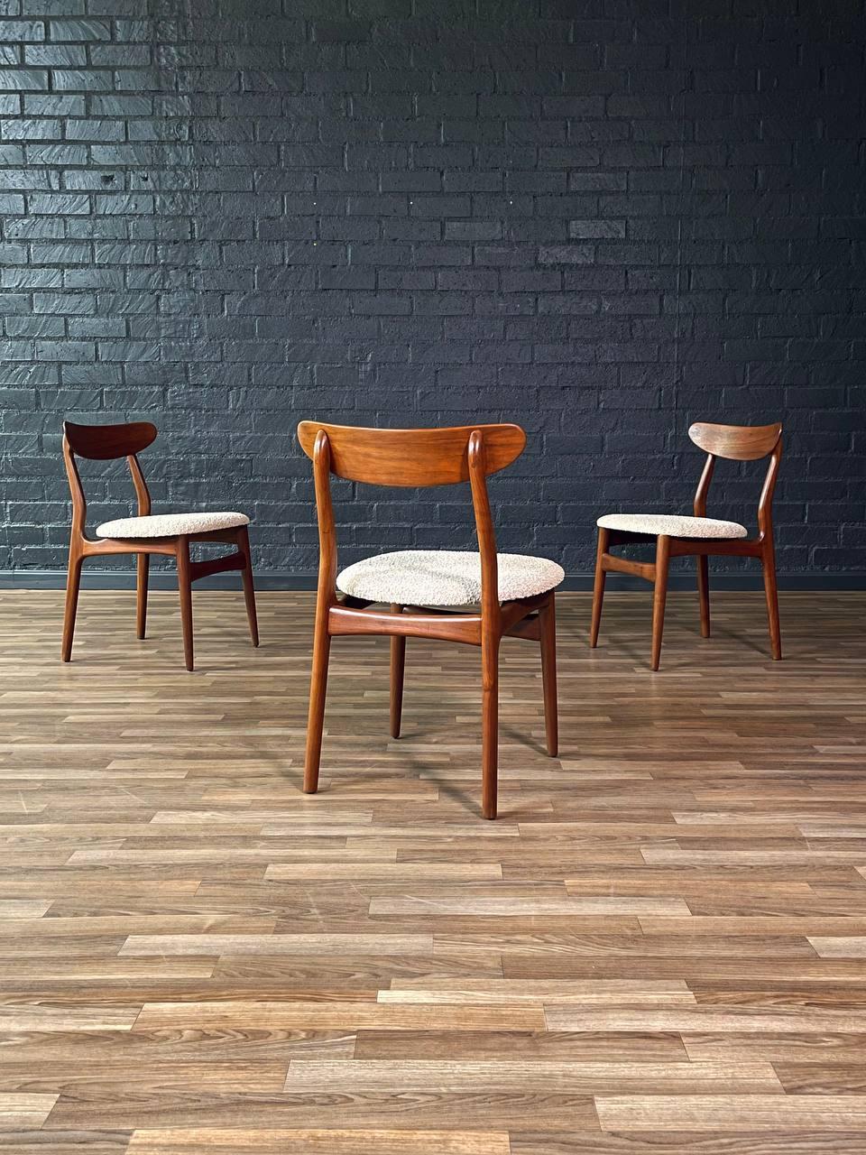 Nouvellement repeinte - Ensemble de 4 chaises de salle à manger en noyer de style danois moderne du milieu du siècle dernier Excellent état - En vente à Los Angeles, CA