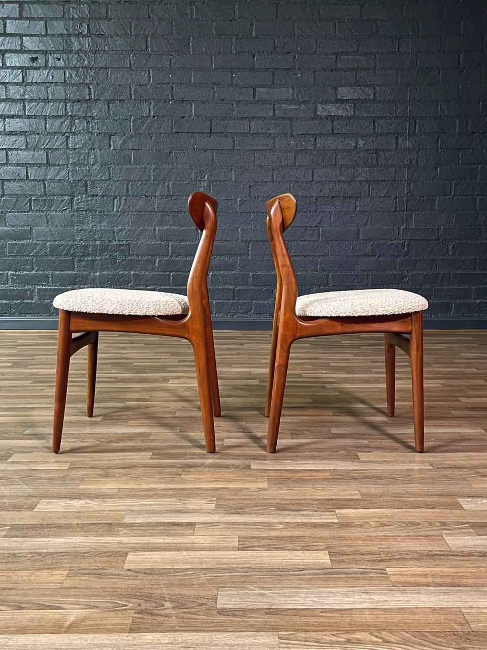 Milieu du XXe siècle Nouvellement repeinte - Ensemble de 4 chaises de salle à manger en noyer de style danois moderne du milieu du siècle dernier en vente