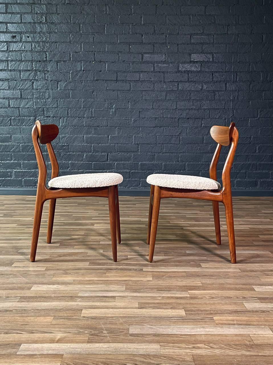 Tissu Nouvellement repeinte - Ensemble de 4 chaises de salle à manger en noyer de style danois moderne du milieu du siècle dernier en vente