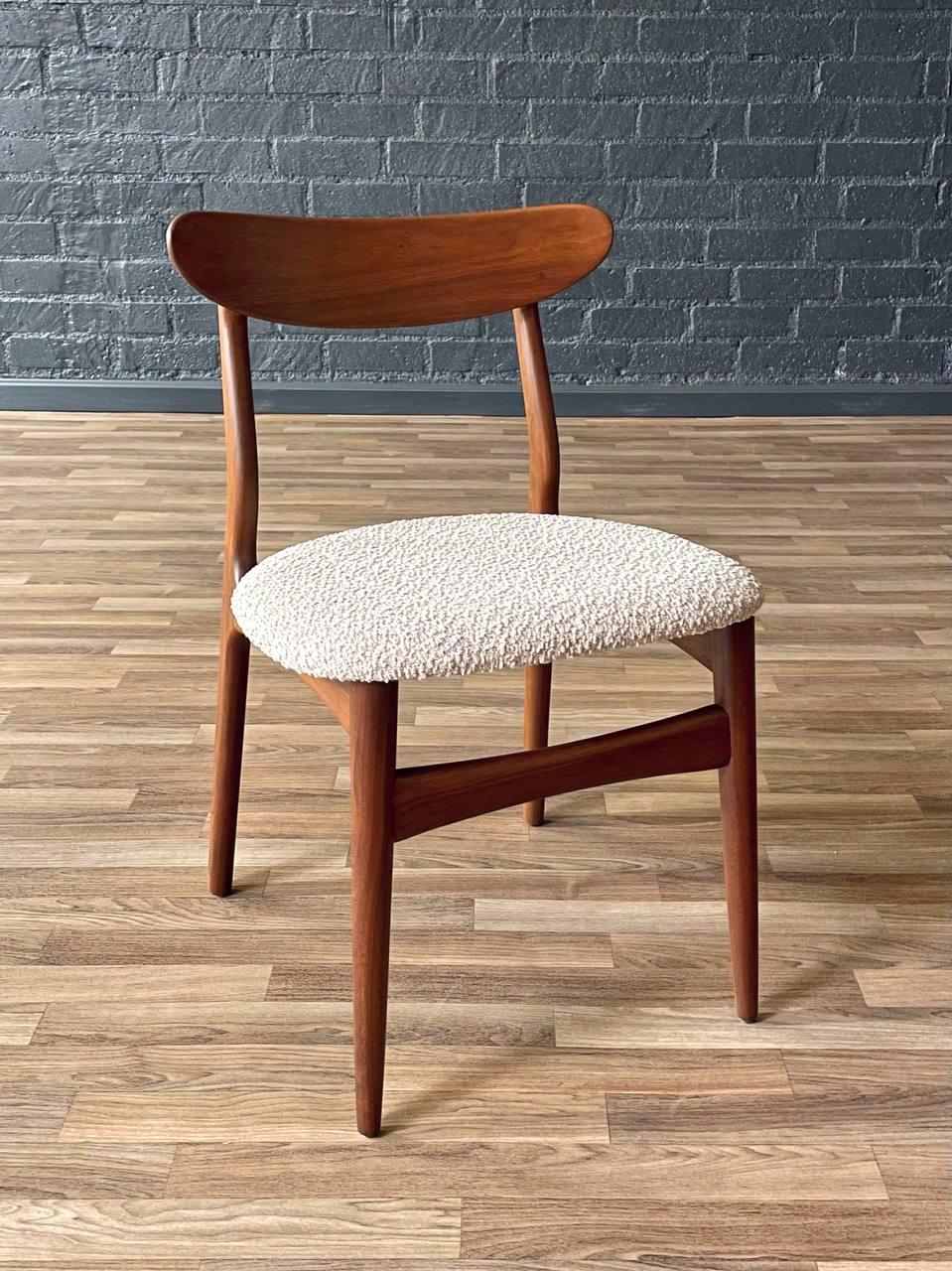Nouvellement repeinte - Ensemble de 4 chaises de salle à manger en noyer de style danois moderne du milieu du siècle dernier en vente 1