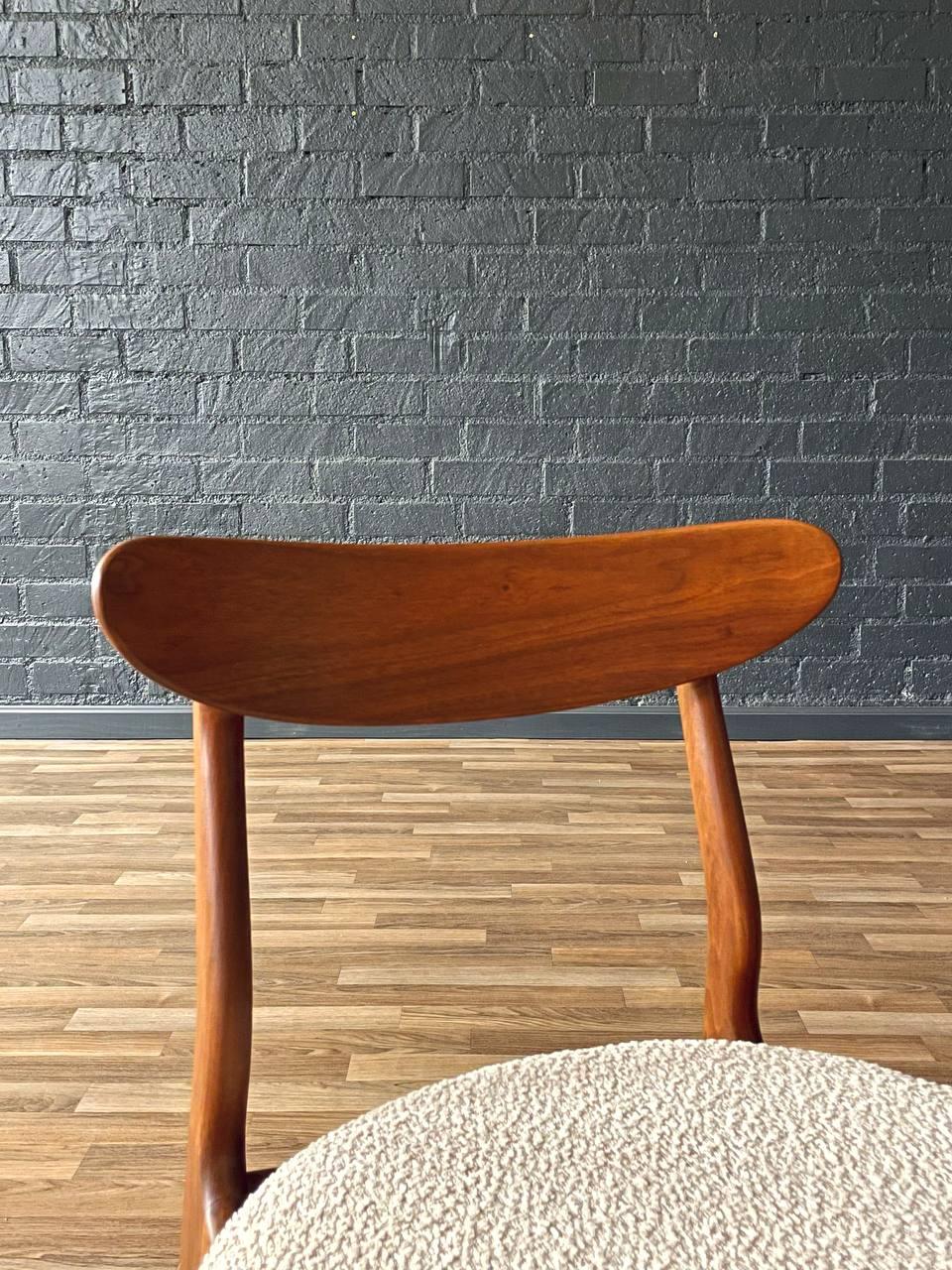 Nouvellement repeinte - Ensemble de 4 chaises de salle à manger en noyer de style danois moderne du milieu du siècle dernier en vente 2