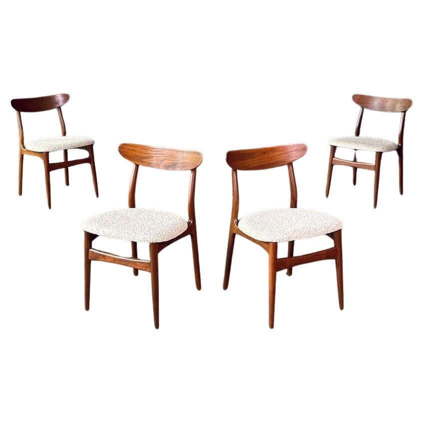 Nouvellement repeinte - Ensemble de 4 chaises de salle à manger en noyer de style danois moderne du milieu du siècle dernier en vente