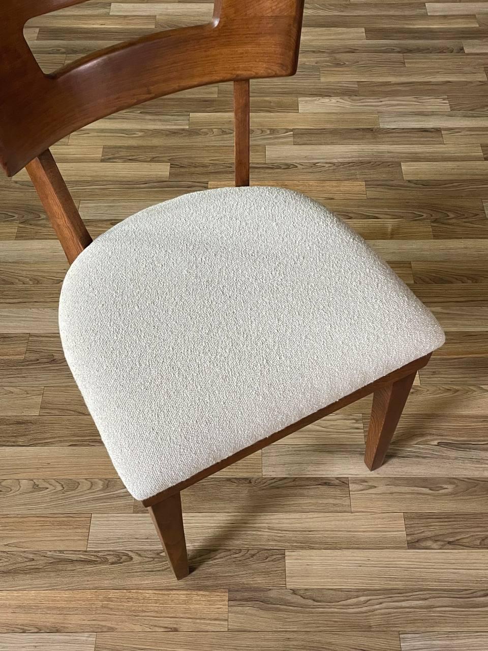 Appena rifinito - Set di 4 sedie da pranzo scolpite in stile Mid-Century Modern in vendita 3