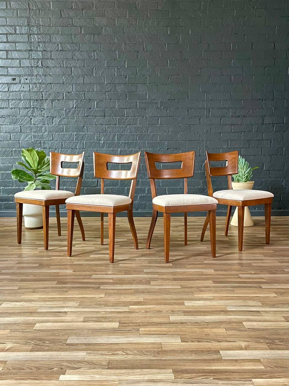 Mid-Century moderno Appena rifinito - Set di 4 sedie da pranzo scolpite in stile Mid-Century Modern in vendita