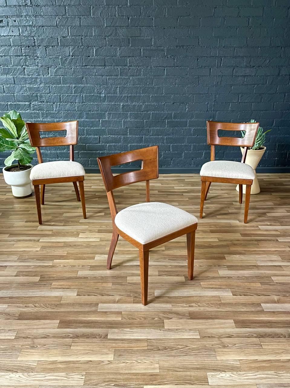 Appena rifinito - Set di 4 sedie da pranzo scolpite in stile Mid-Century Modern In condizioni ottime in vendita a Los Angeles, CA