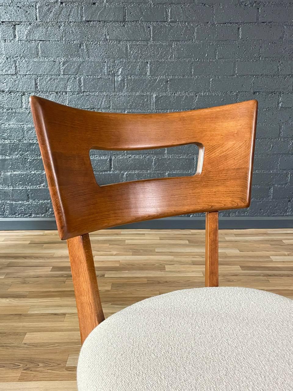 Appena rifinito - Set di 4 sedie da pranzo scolpite in stile Mid-Century Modern in vendita 2