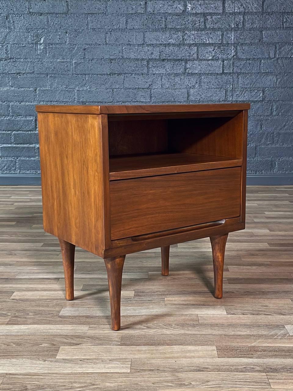 Condit: Rifinito con perizia 
Con oltre 15 anni di esperienza, il nostro laboratorio ha seguito un attento processo di restauro, mettendo in mostra la nostra passione e la nostra creatività per gli am designs vintage che possono essere integrati