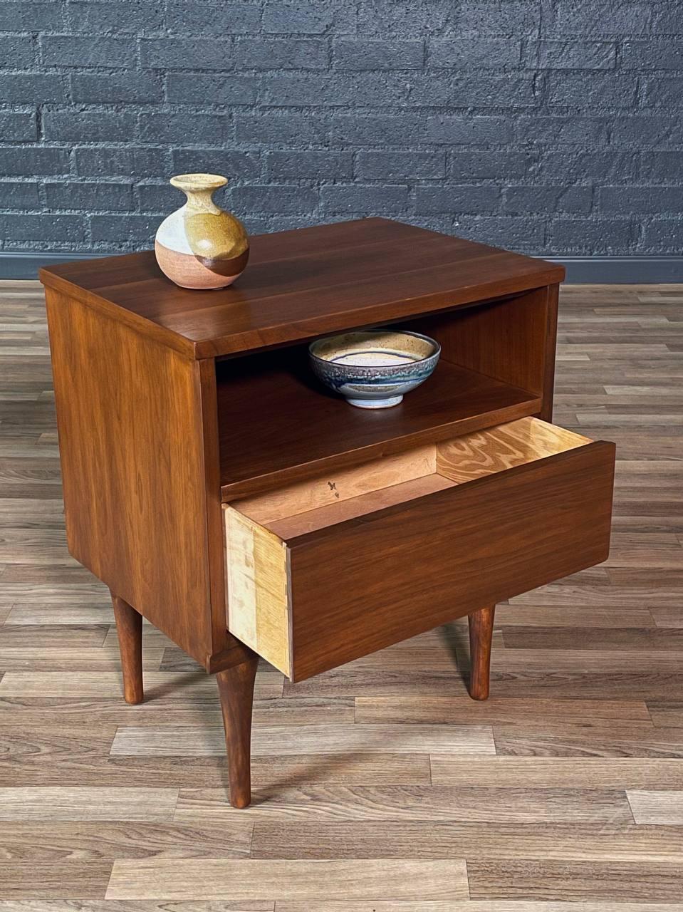 Americano Appena rifinito - Comodino singolo in noce del Mid-Century Modern di LA Period in vendita