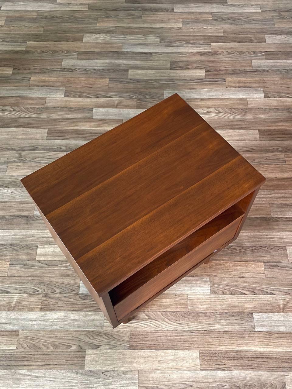 Metà XX secolo Appena rifinito - Comodino singolo in noce del Mid-Century Modern di LA Period in vendita