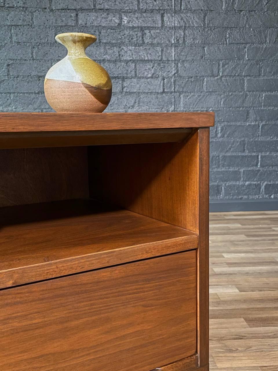 Noce Appena rifinito - Comodino singolo in noce del Mid-Century Modern di LA Period in vendita