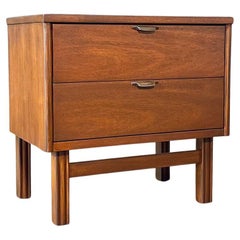 Appena rifinito - Comodino singolo in legno di noce del Mid-Century Modern