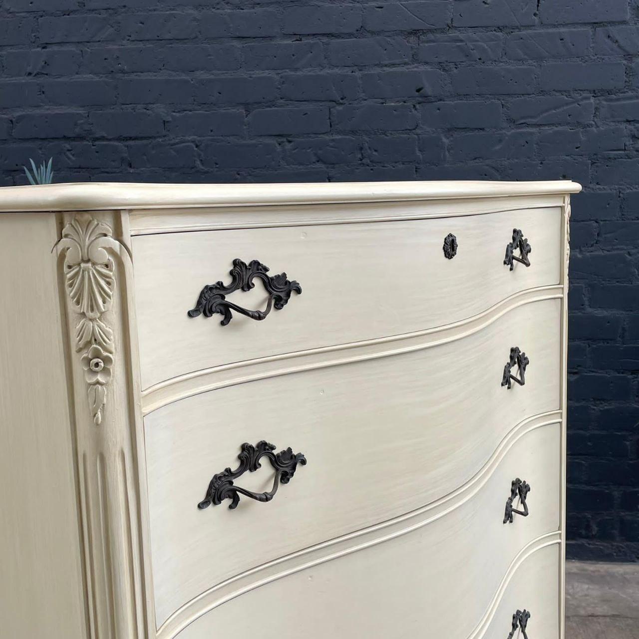 Laque Nouvellement repeinte - Vintage French Provincial Highboy Chest of Drawers Lacquered en vente