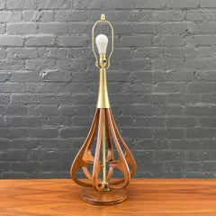 Lampada da tavolo in legno di noce e ottone scolpito, nuova, appena rifinita - Vintage Mid-Century Modern