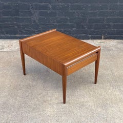 Nouvellement repeinte - Table d'appoint vintage du milieu du siècle par John Keal pour Brown