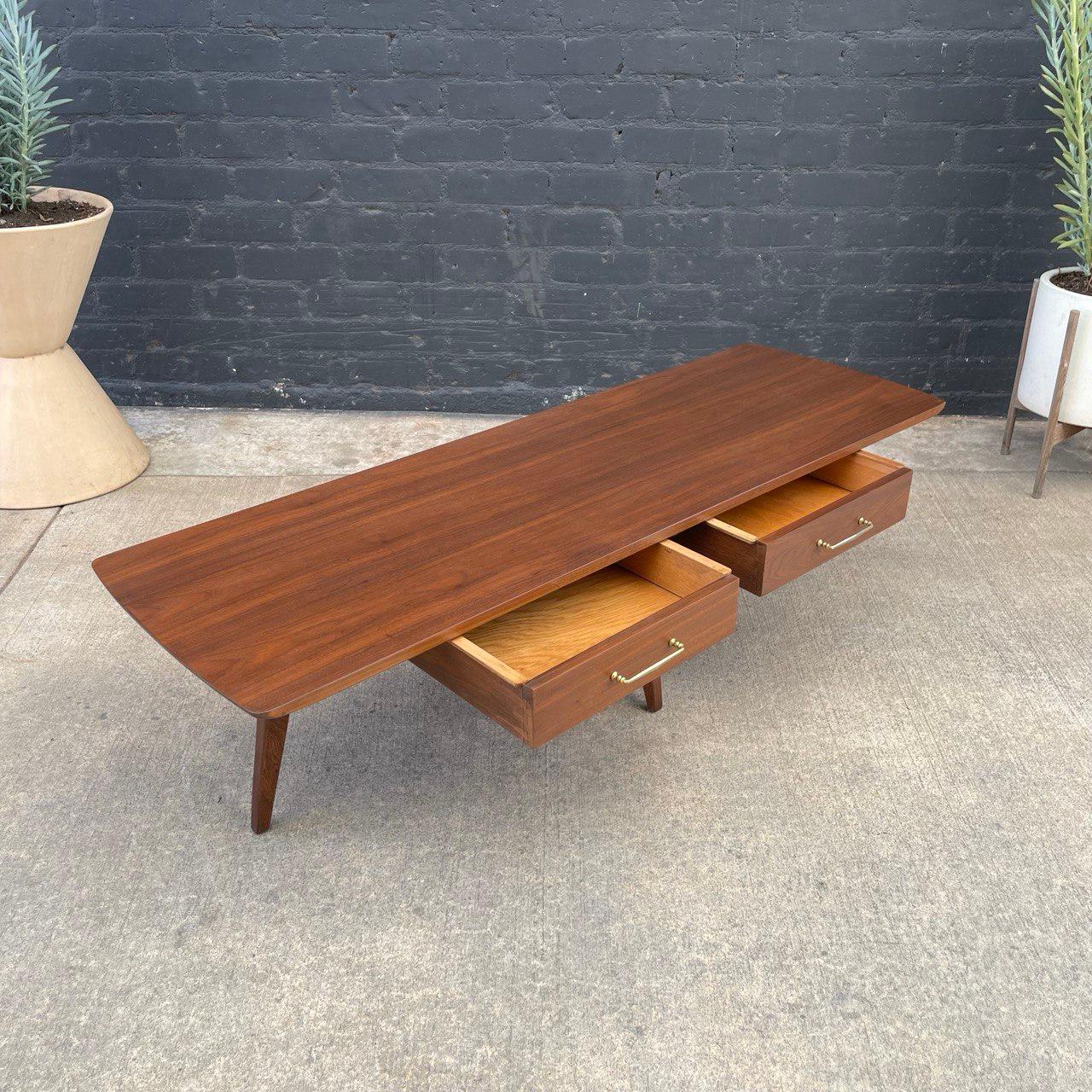 Newly Refinished - Vintage Mid-Century Modern Walnut Coffee Table In Excellent Condition For Sale In Los Angeles, CA