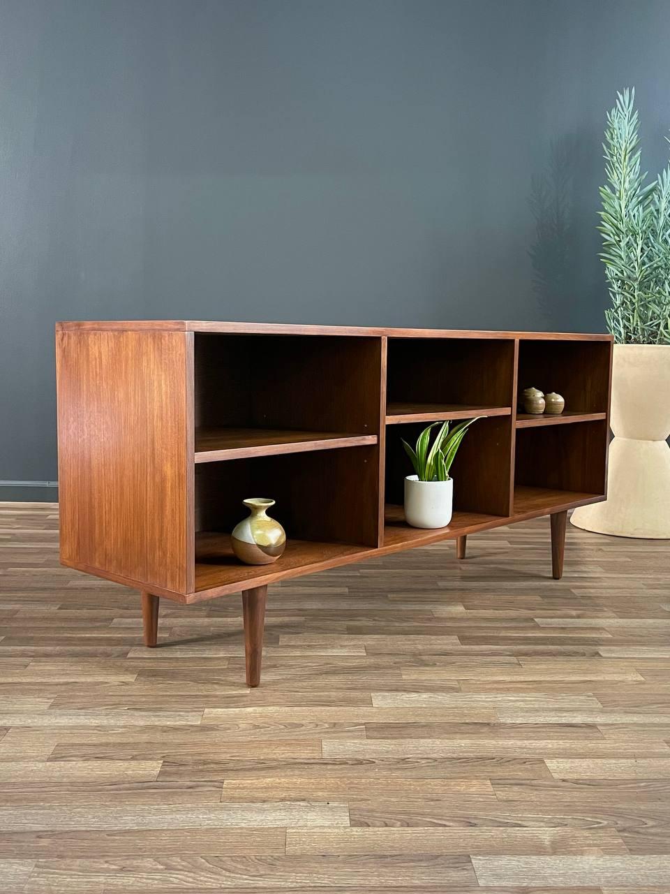 With over 15 years of experience, our workshop has followed a careful process of restoration, showcasing our passion and creativity for vintage designs that can seamlessly be incorporated with many interior decors. Enjoy! :)