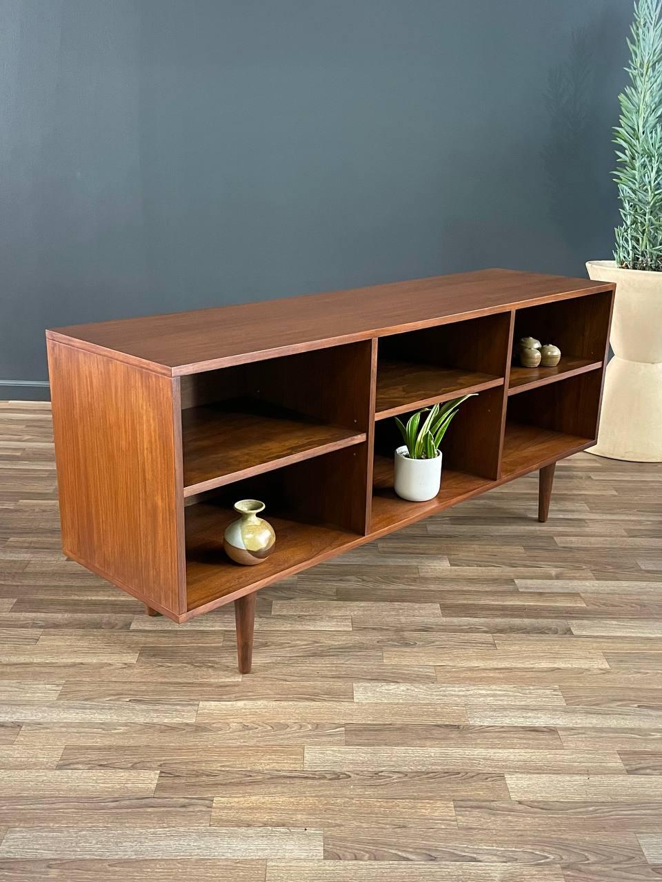 Newly Refinished - Vintage Mid-Century Modern Walnut Credenza / Bookcase In Excellent Condition In Los Angeles, CA