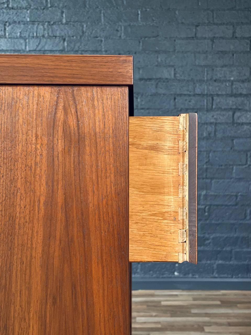 Neu lackiert - Vintage Mid-Century Modern Walnuss Highboy Kommode im Angebot 4