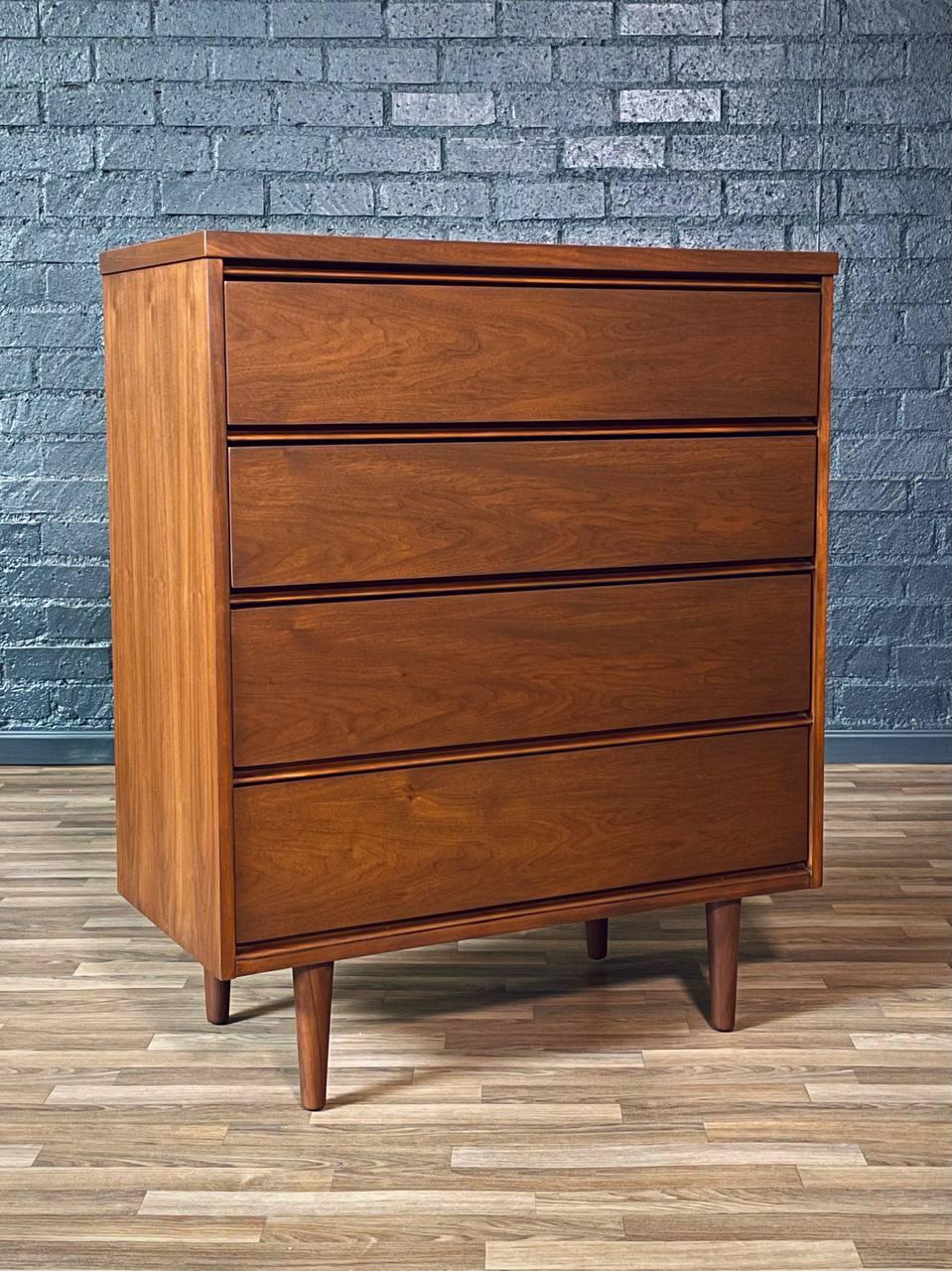 Zustand: Fachmännisch nachbearbeitet 

Mit mehr als 15 Jahren Erfahrung hat unsere Werkstatt einen sorgfältigen Restaurierungsprozess durchlaufen und unsere Leidenschaft und Kreativität für Vintage-Designs unter Beweis gestellt, die sich nahtlos in
