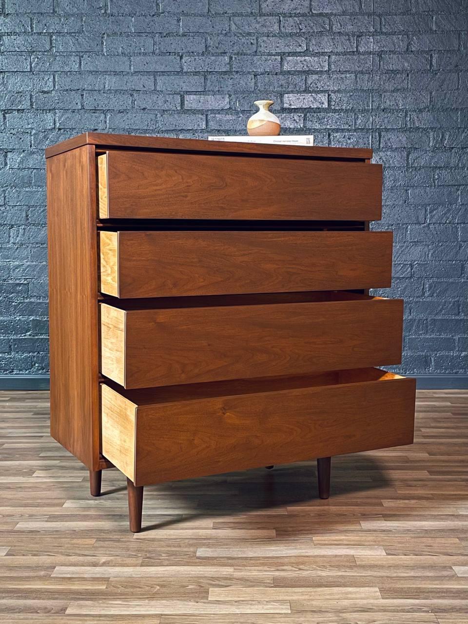 Neu lackiert - Vintage Mid-Century Modern Walnuss Highboy Kommode (Moderne der Mitte des Jahrhunderts) im Angebot