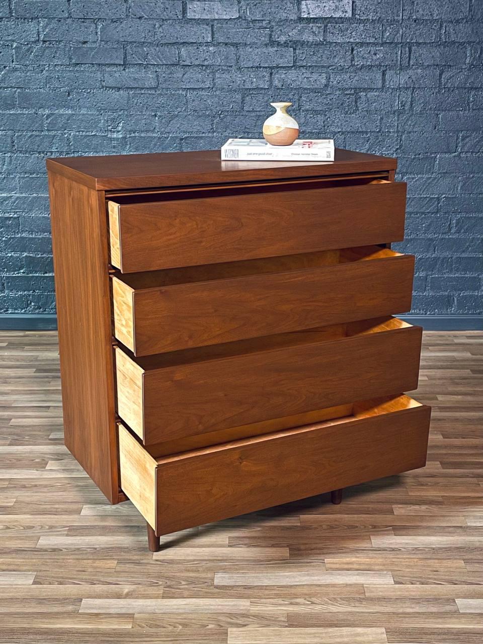 Neu lackiert - Vintage Mid-Century Modern Walnuss Highboy Kommode (amerikanisch) im Angebot