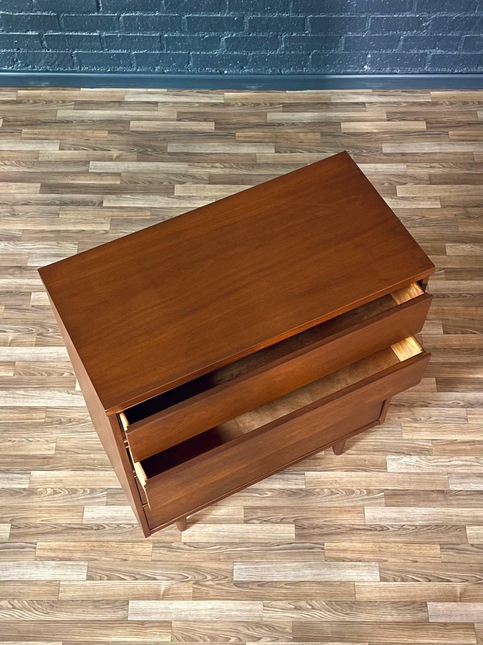 Neu lackiert - Vintage Mid-Century Modern Walnuss Highboy Kommode (Mitte des 20. Jahrhunderts) im Angebot
