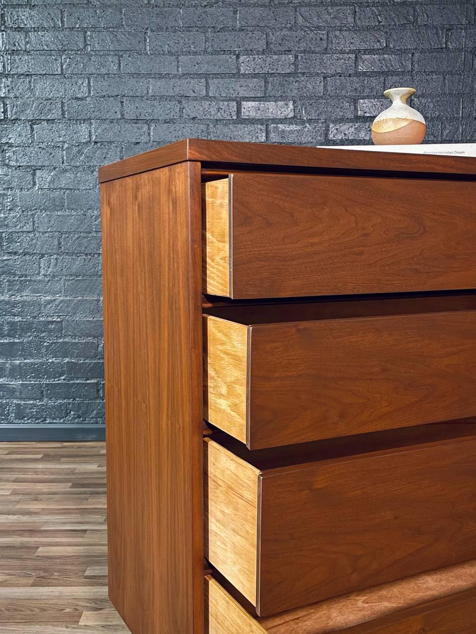 Neu lackiert - Vintage Mid-Century Modern Walnuss Highboy Kommode im Angebot 1