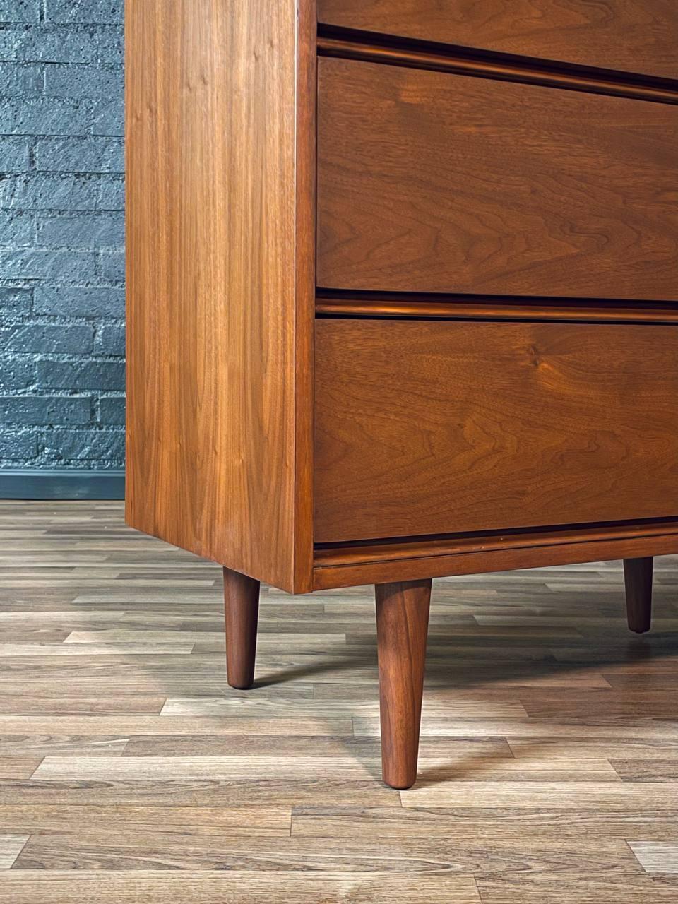Neu lackiert - Vintage Mid-Century Modern Walnuss Highboy Kommode im Angebot 2