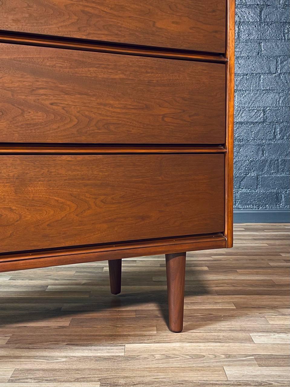 Neu lackiert - Vintage Mid-Century Modern Walnuss Highboy Kommode im Angebot 3