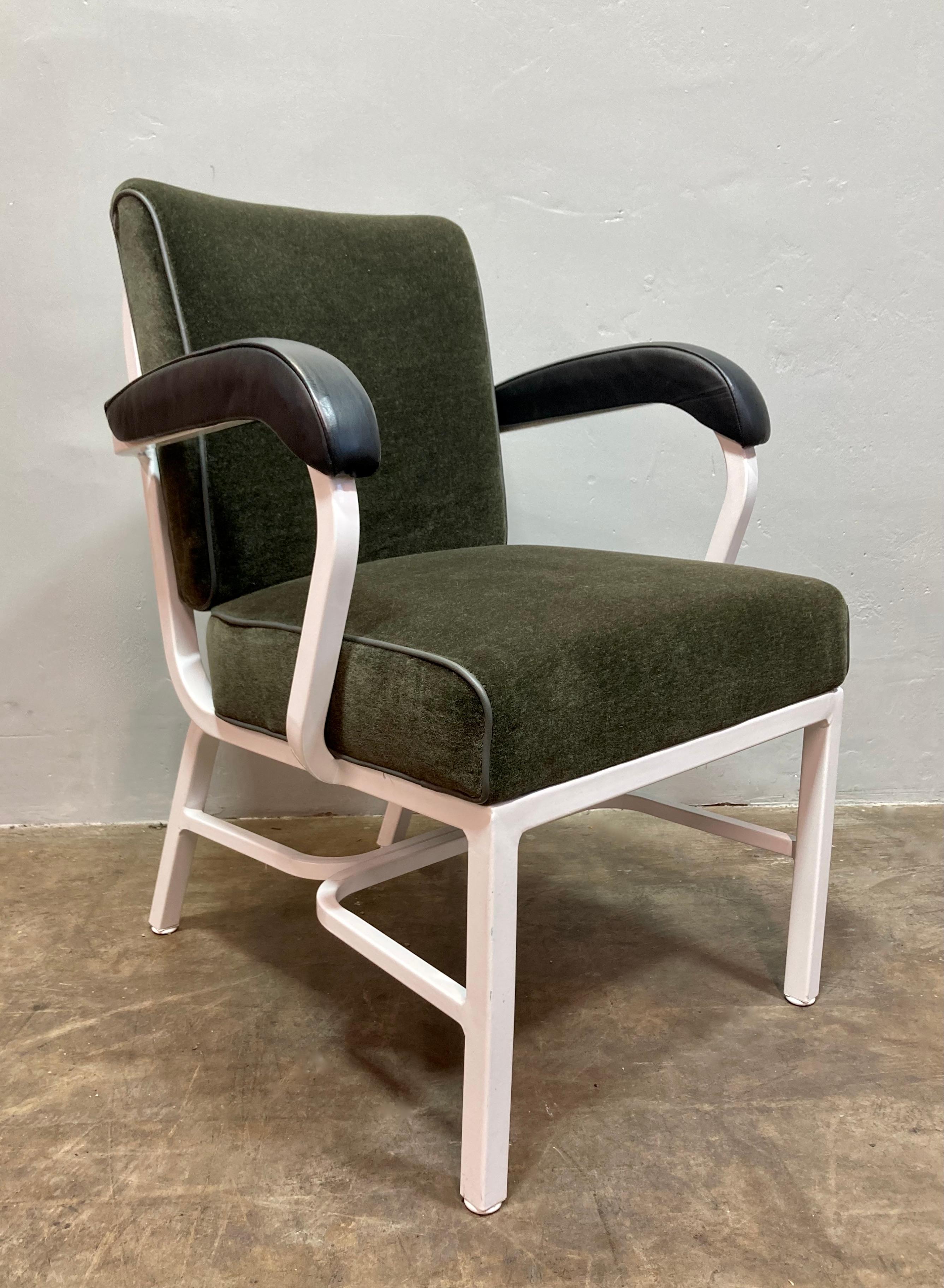 Fauteuil de camion-citerne de General Fireproofing des années 1950. Le cadre en aluminium et en acier a été peint par poudrage en blanc brillant (WH 12). Buffet neuf en mohair vert/gris avec accoudoirs rembourrés en vinyle noir. Une pièce