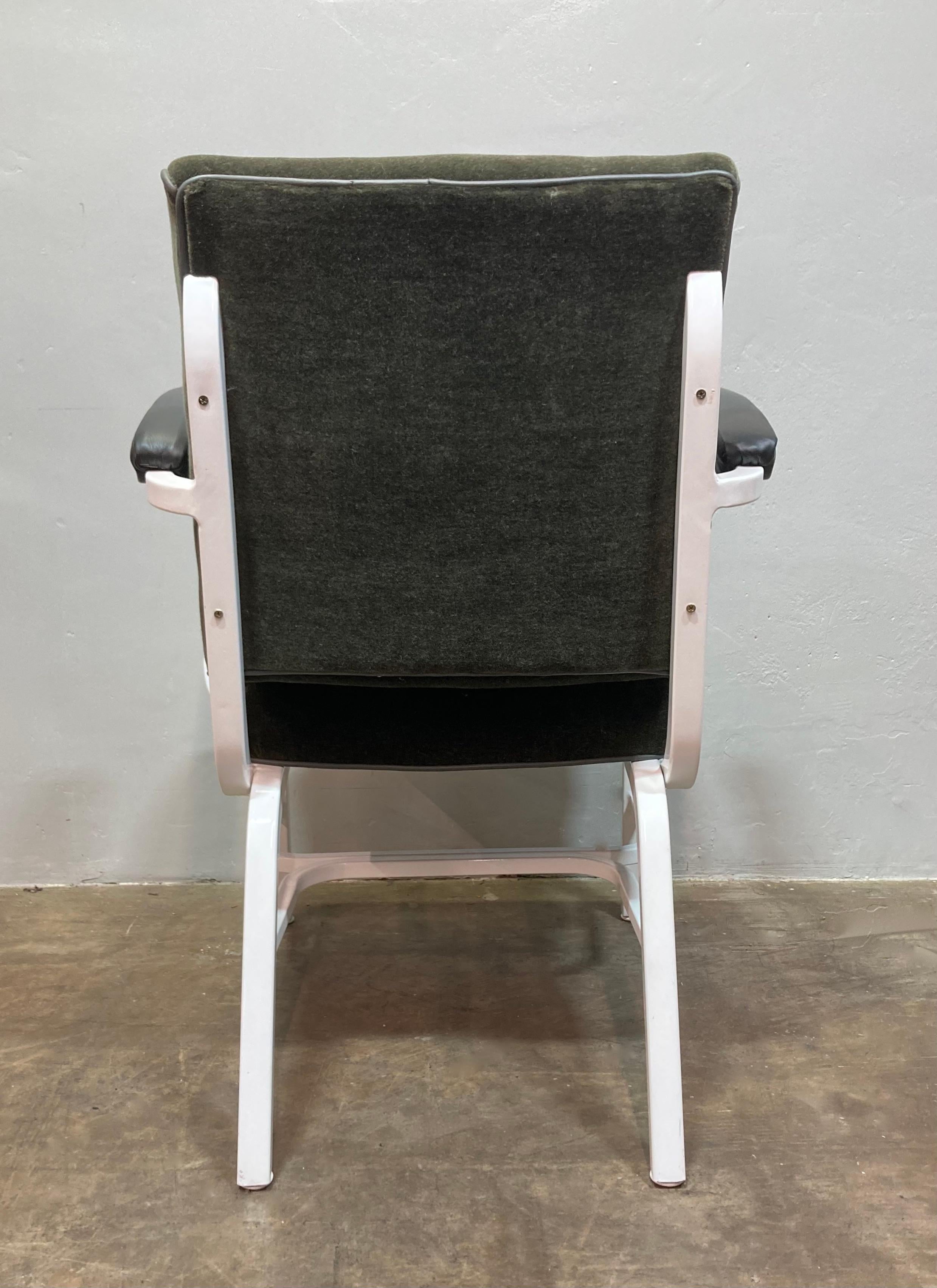 Chaise de camion-citerne d'ignifugation des années 1950 récemment remise à neuf en vente 1