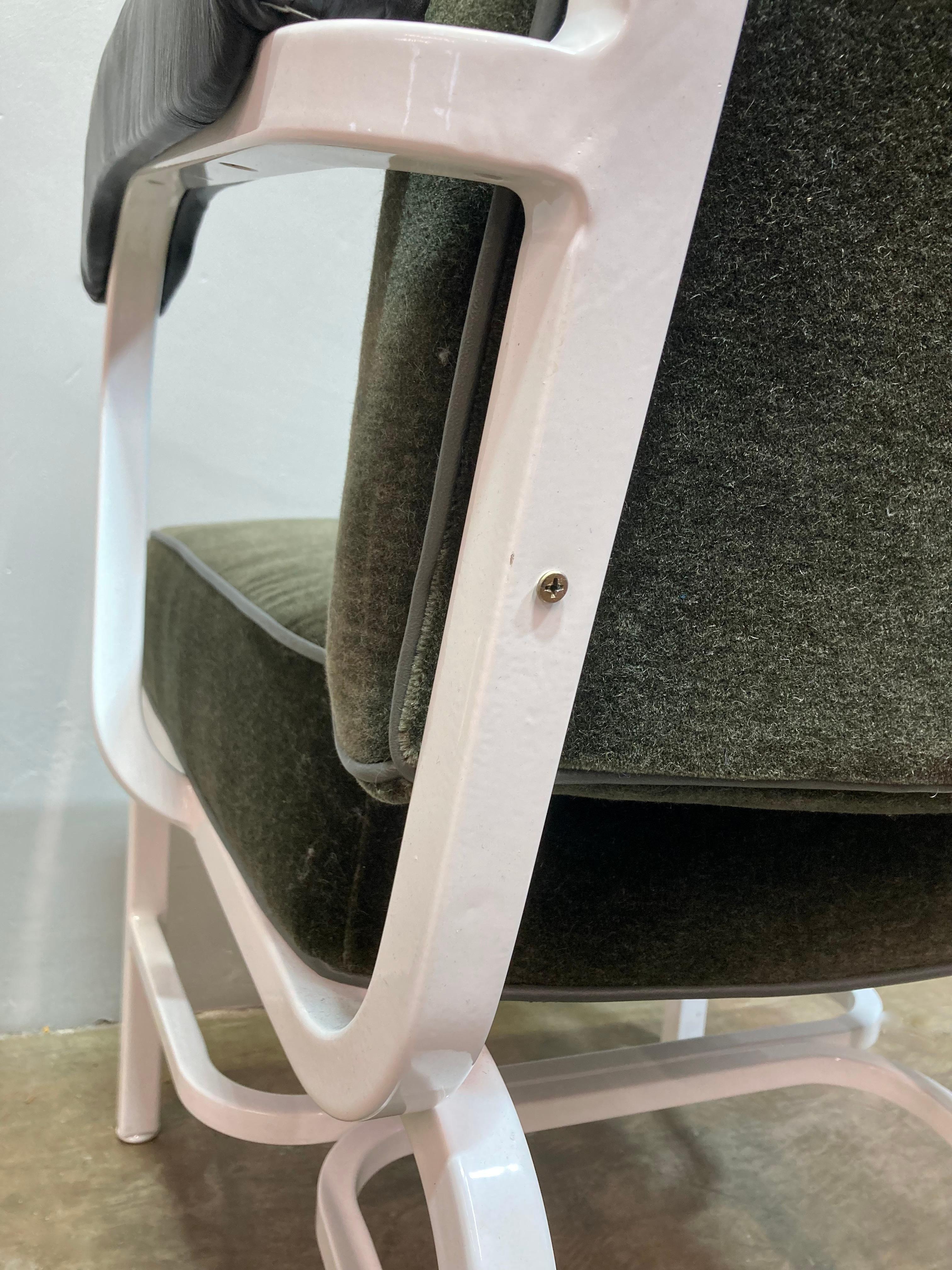 Chaise de camion-citerne d'ignifugation des années 1950 récemment remise à neuf en vente 2