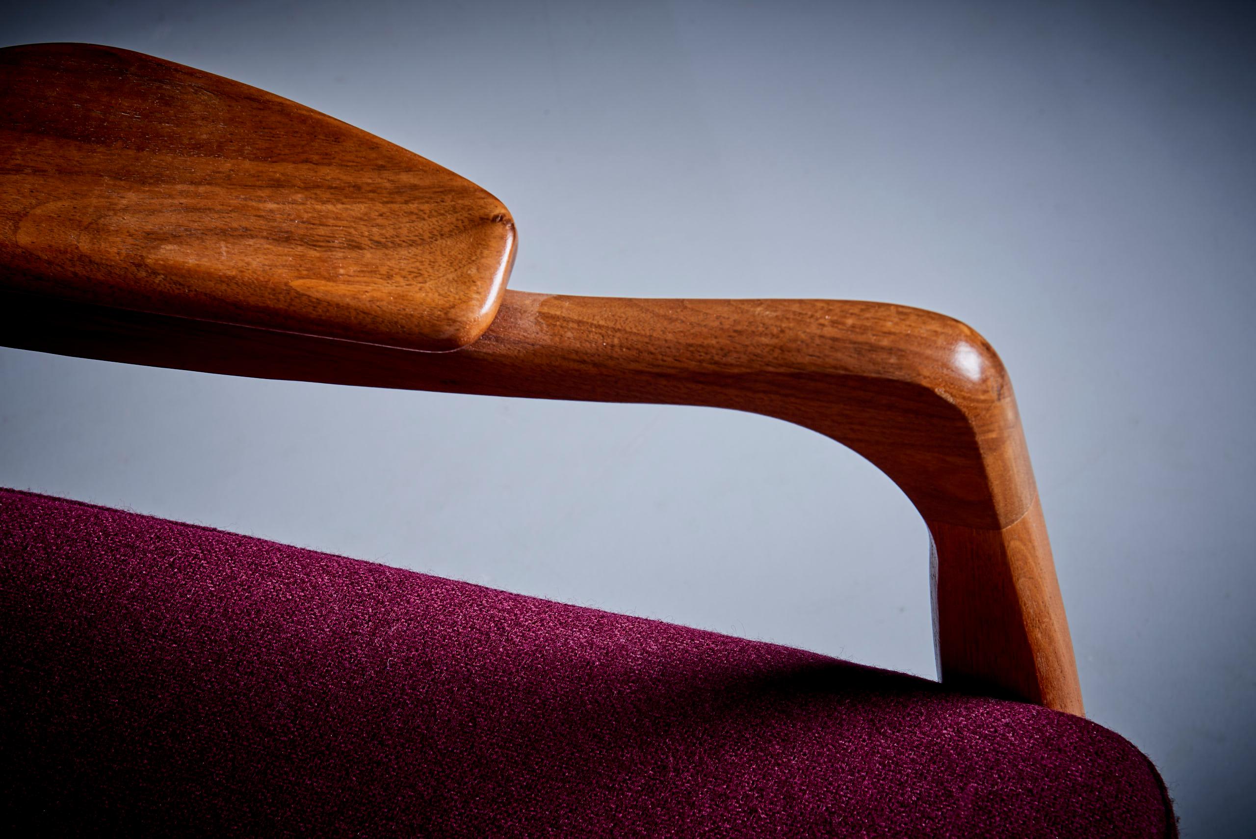 Dieser von Adrian Pearsall für Craft Associates entworfene Ohrensessel ist ein wunderschönes Design, das mit Sicherheit für Gesprächsstoff sorgen wird. Gepolstert mit Dedar Stoff. Das ist die Antwort von Adrian Pearsall auf den Papa-Bär-Stuhl.