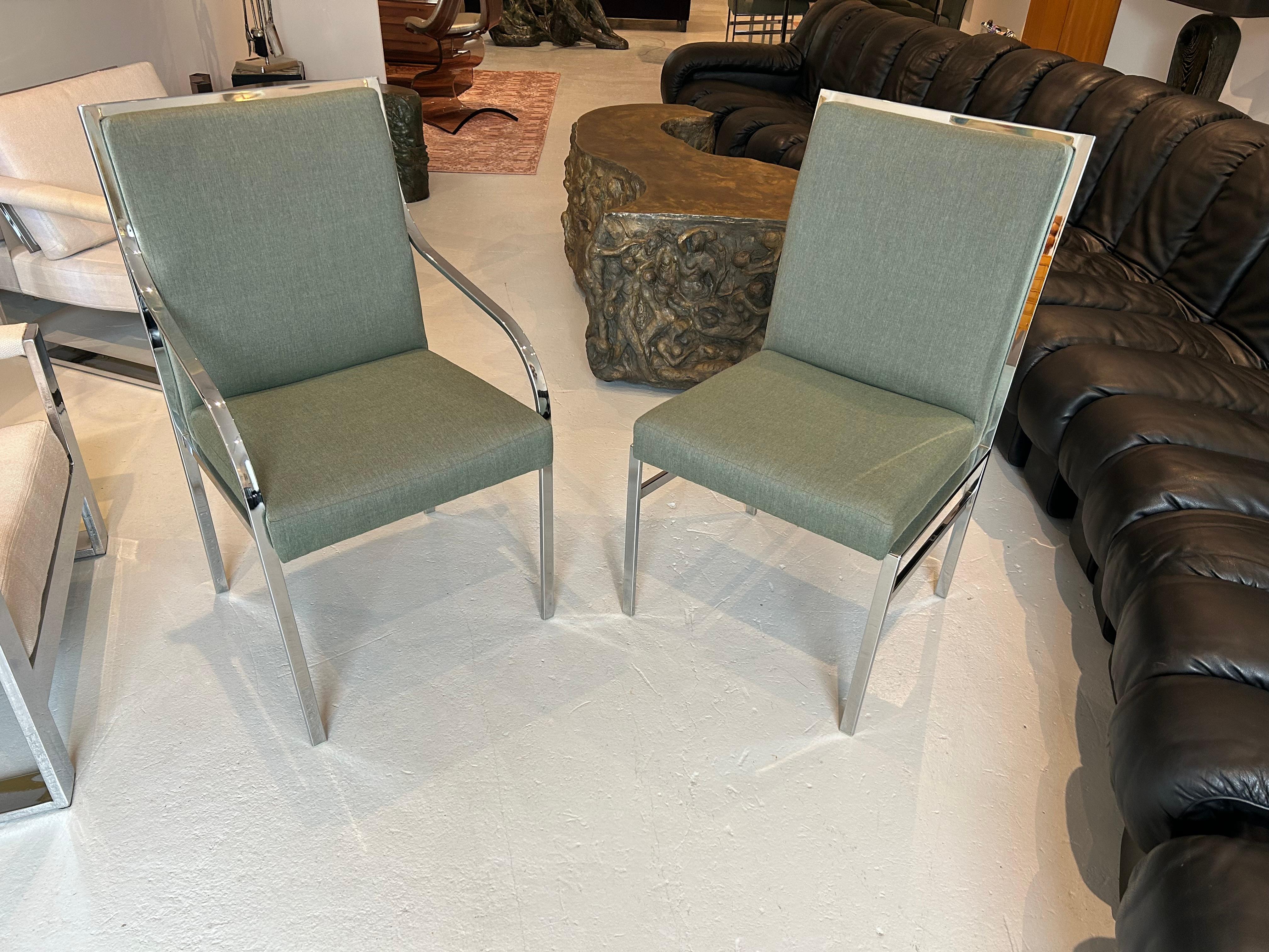 Acier Ensemble de salle à manger récemment retapissé par Pierre Cardin avec nouveaux plateaux en miroir en vente