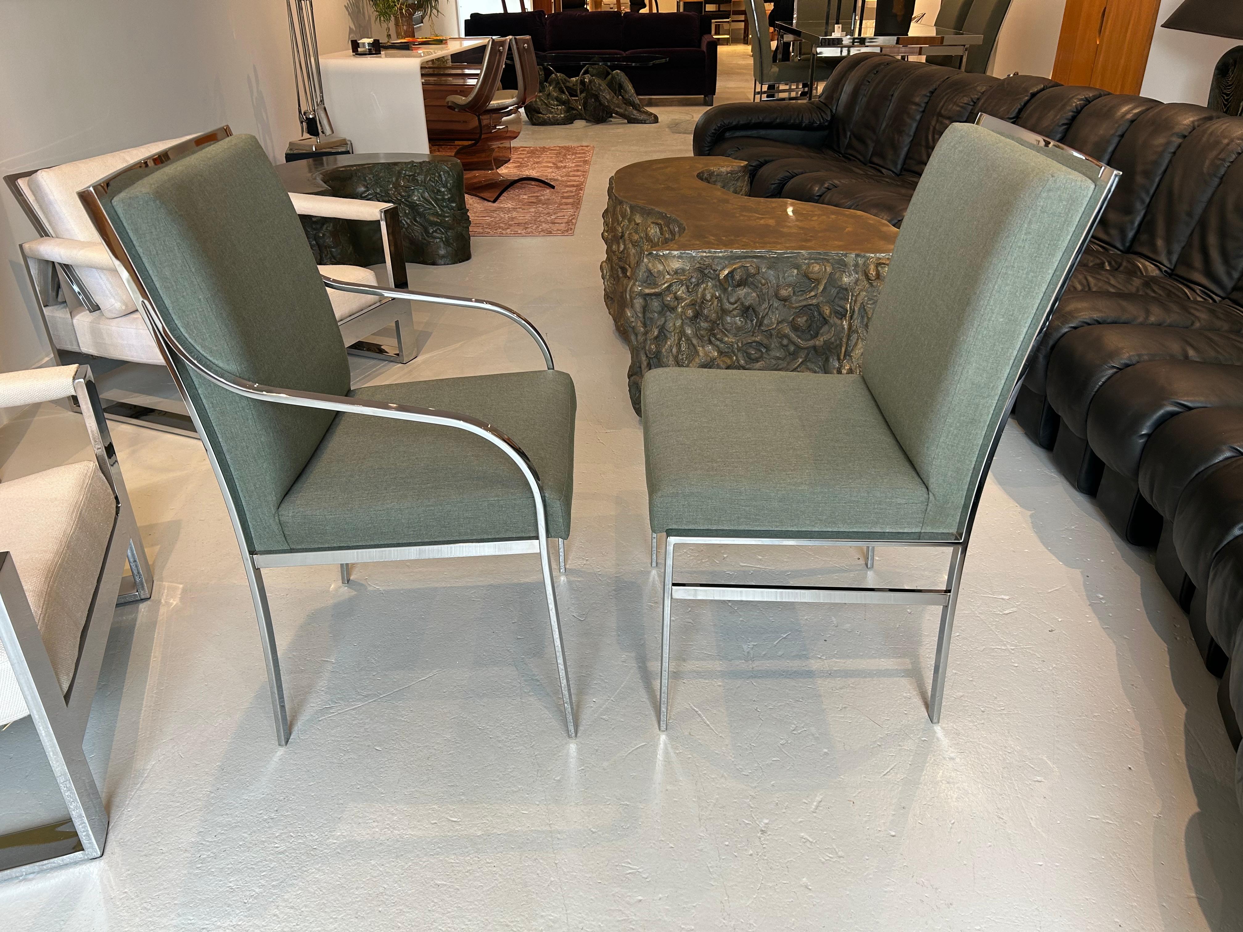 Ensemble de salle à manger récemment retapissé par Pierre Cardin avec nouveaux plateaux en miroir en vente 1