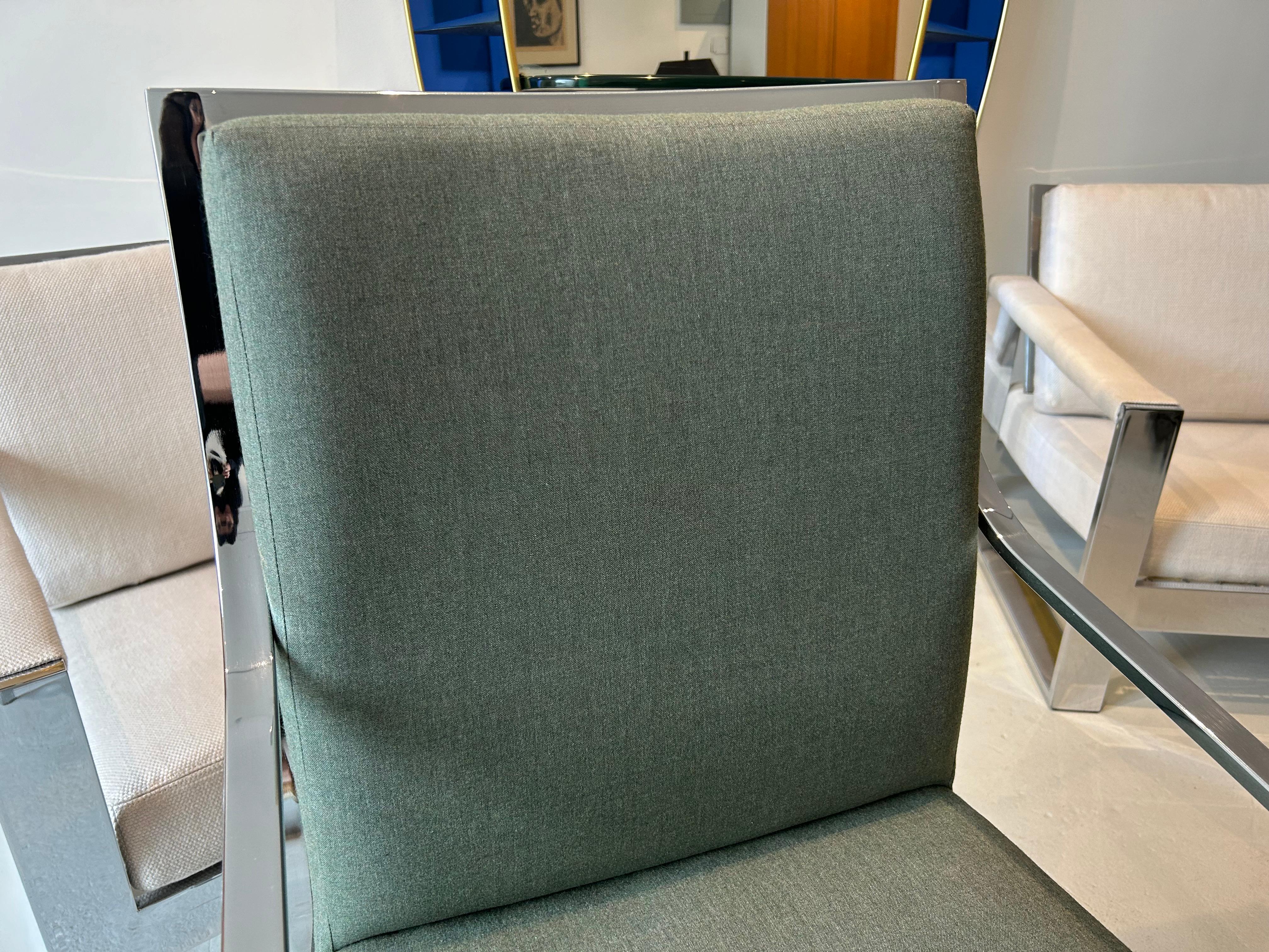 Ensemble de salle à manger récemment retapissé par Pierre Cardin avec nouveaux plateaux en miroir en vente 2