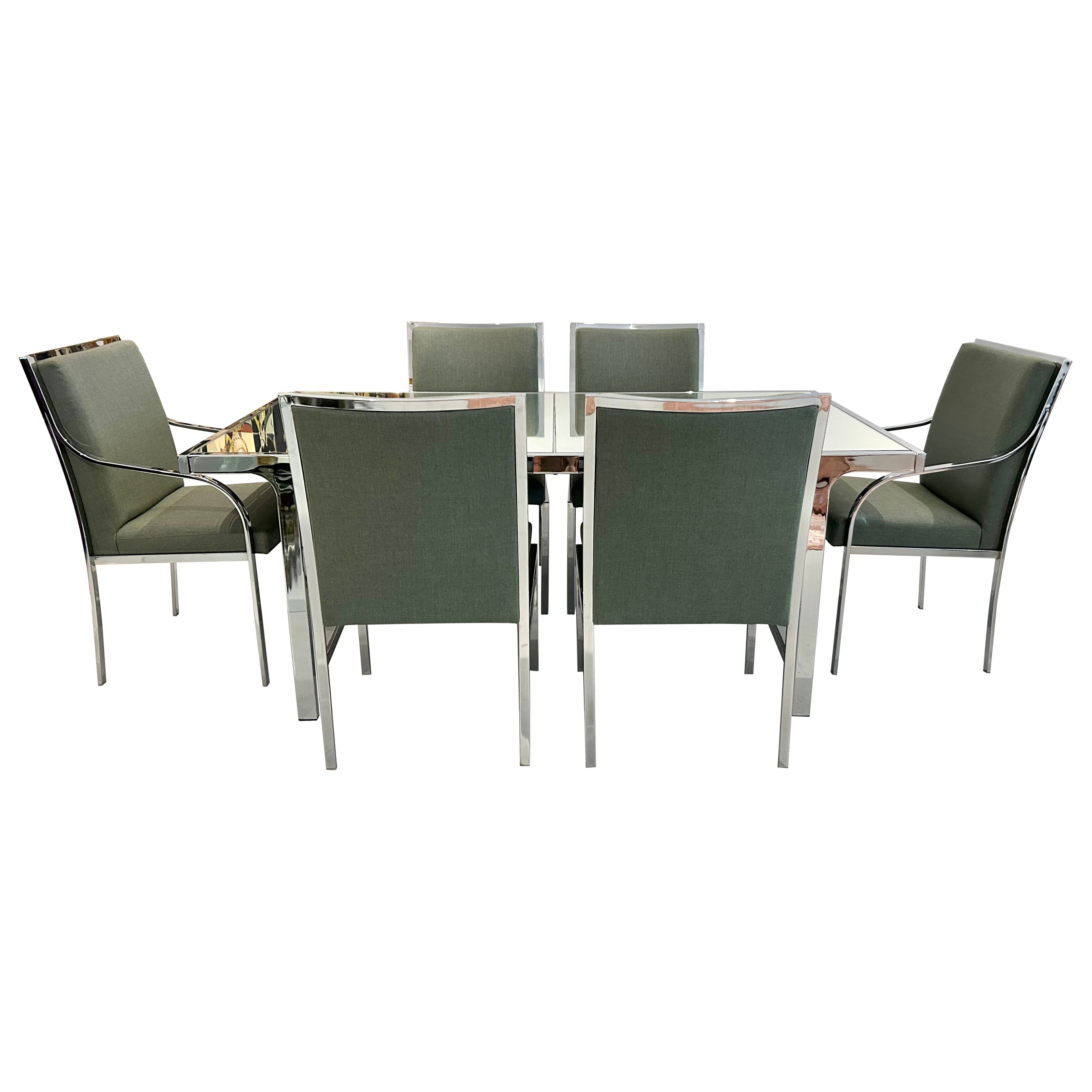 Ensemble de salle à manger récemment retapissé par Pierre Cardin avec nouveaux plateaux en miroir en vente