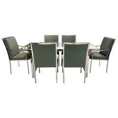 Ensemble de salle à manger récemment retapissé par Pierre Cardin avec nouveaux plateaux en miroir